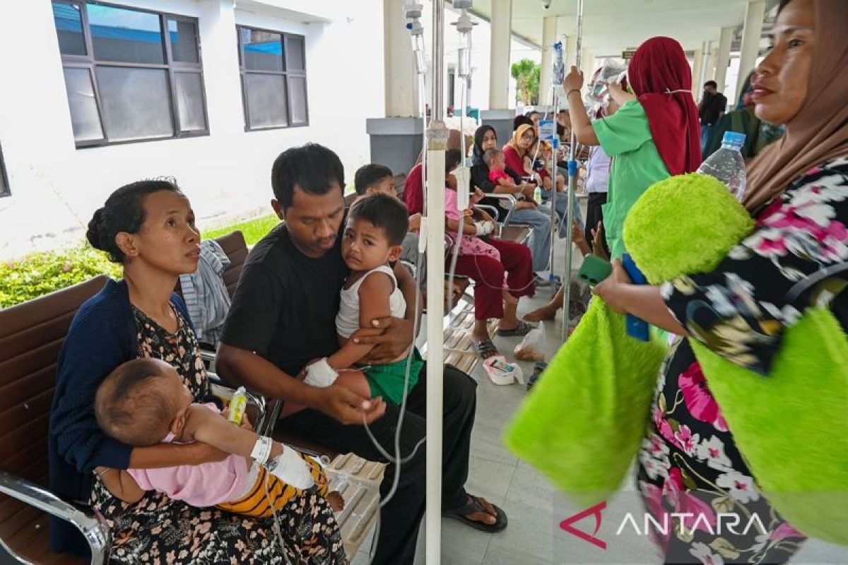 No villages isolated after Central Sulawesi quake, residents erect tents