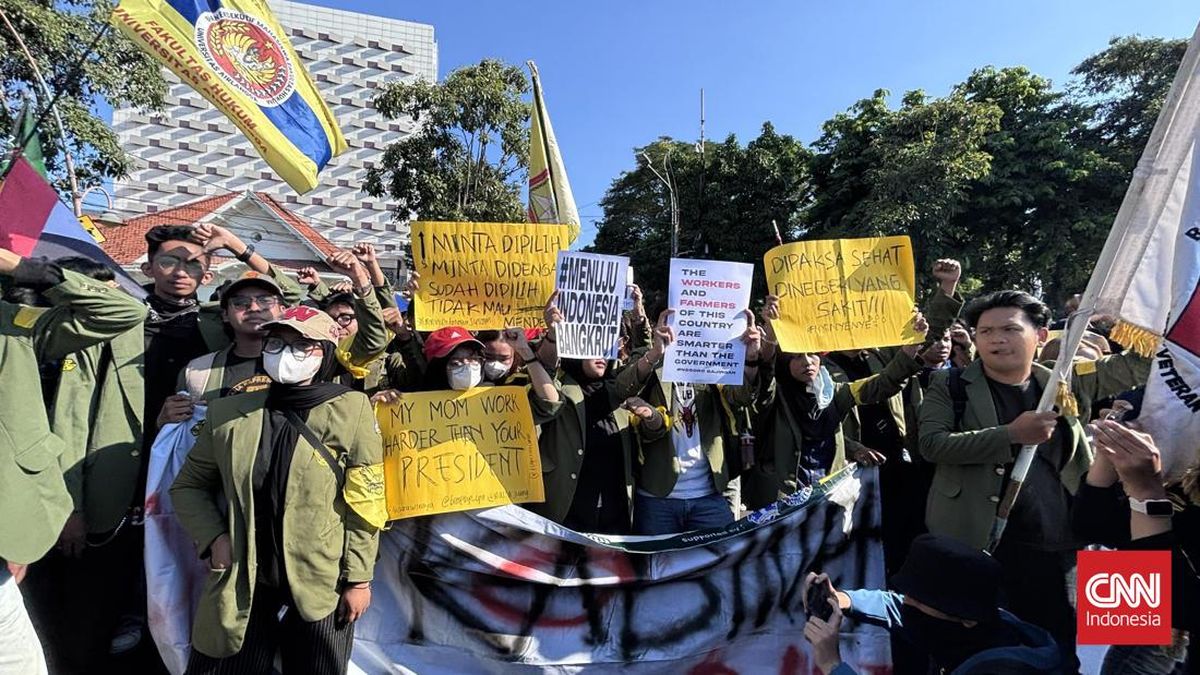 Coalition of Students Stages Protest Outside Surabaya's Grahadi Building