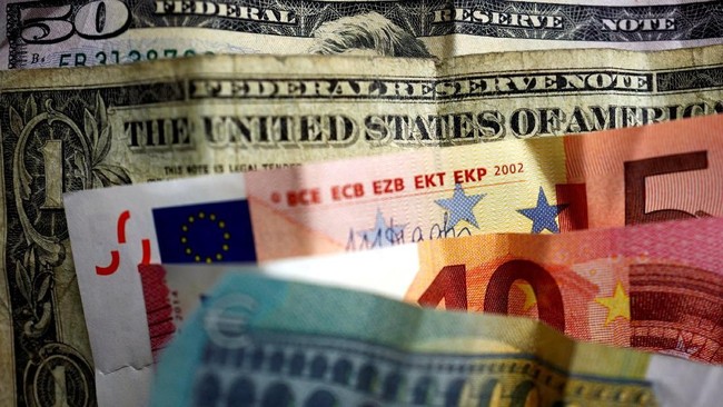 Europe Divided Against Dollar: Euro-Pound Fall, Swiss Franc Rises