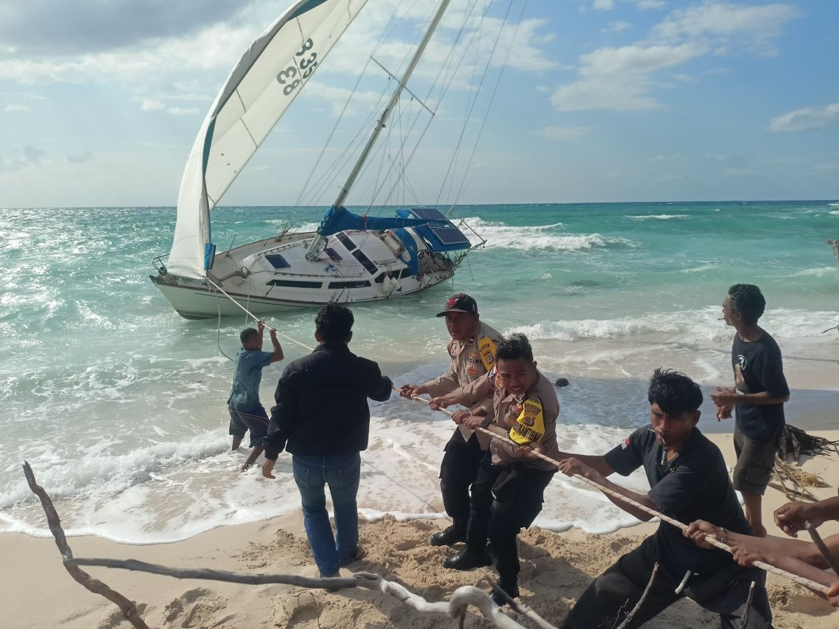Mysterious Australian Yacht Found Stranded in Rote Ndao Without Crew or Passengers