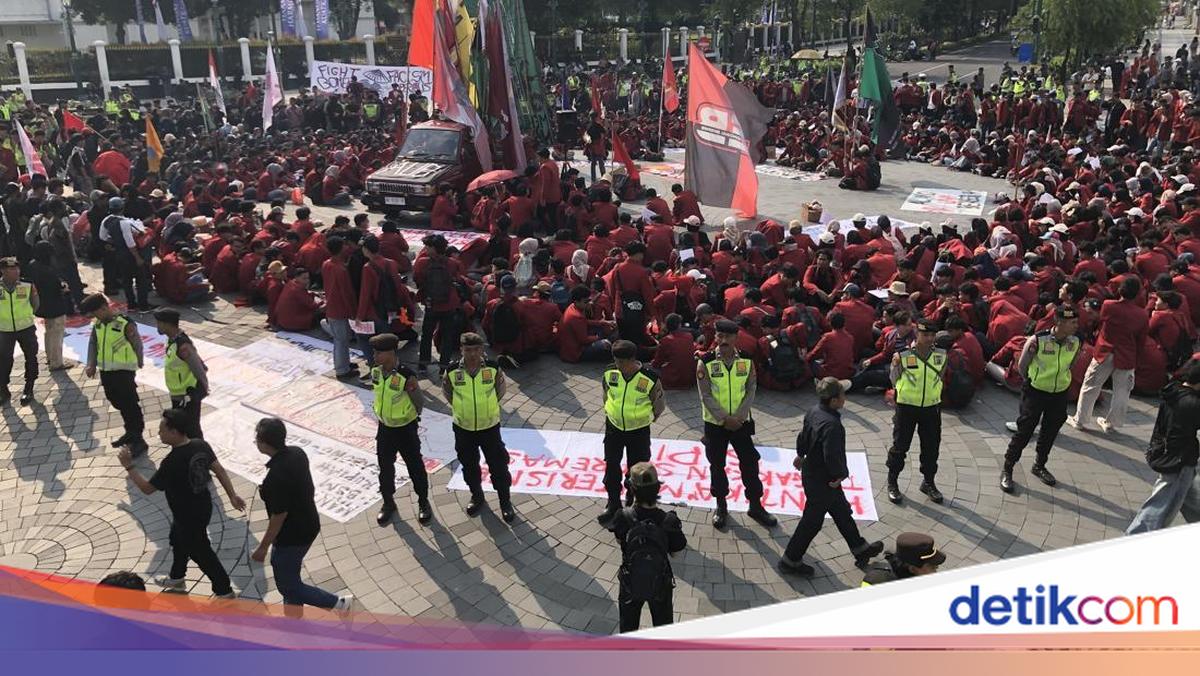 Students Stage Protest at Yogyakarta's Zero Kilometre Point This Afternoon