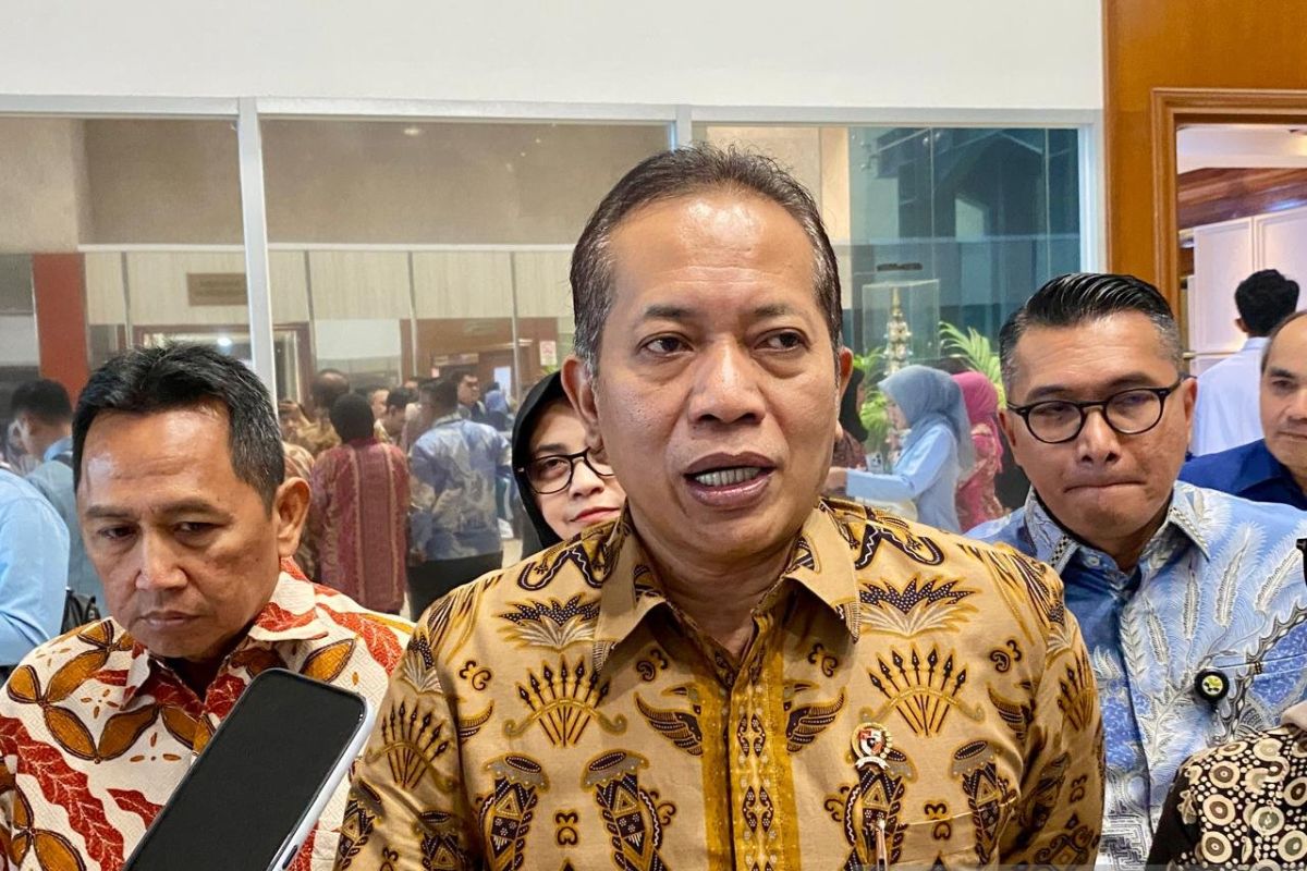 Minister urges students to be optimistic about Red-White Village Coops