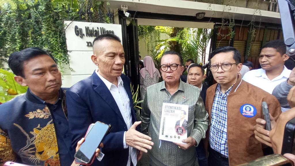 Rismon Sianipar Hands Over Diploma Authentication Book to Jokowi in Solo