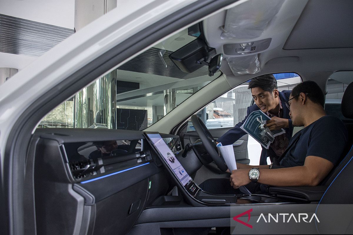 Stronger Rupiah Helps Curb Automotive Price Hikes, Economist Says