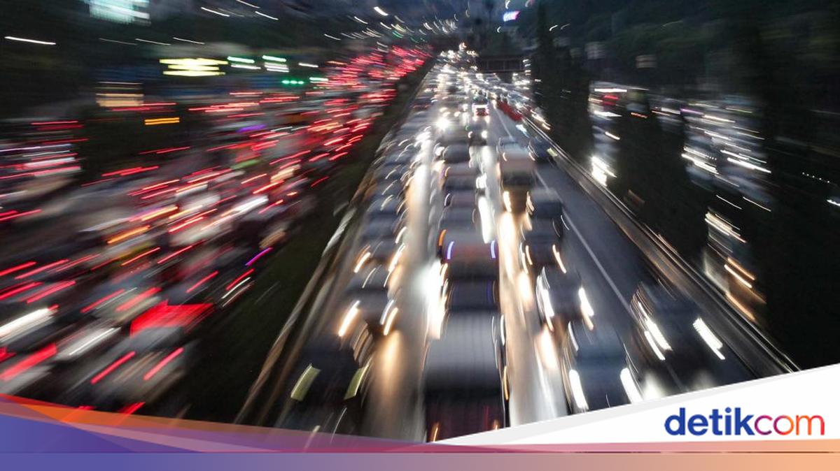 Student Protest Outside UKI Campus in Cawang Causes Traffic Congestion