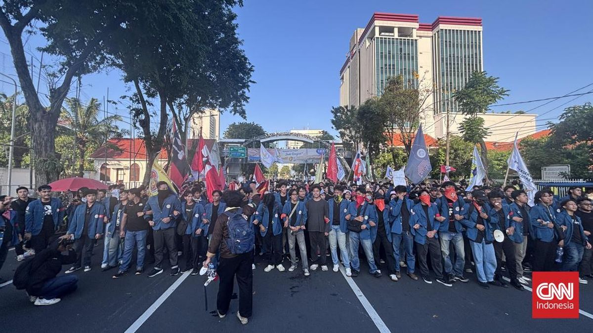 1,249 Police Officers Deployed to Secure Student Protest at Grahadi Building, Surabaya