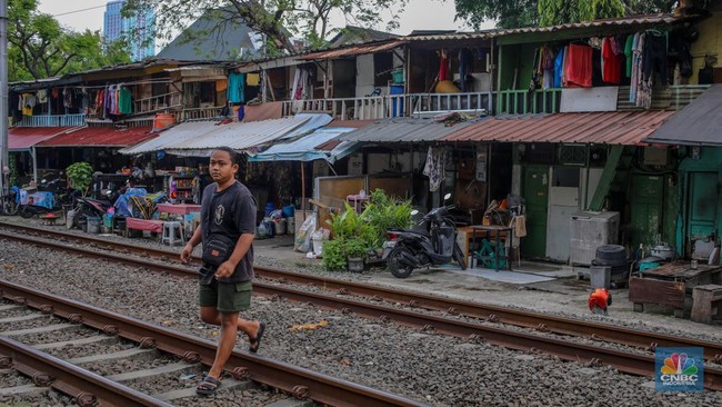 Surviving Amidst the Squeeze of Fuel, Food, and Interest Rates