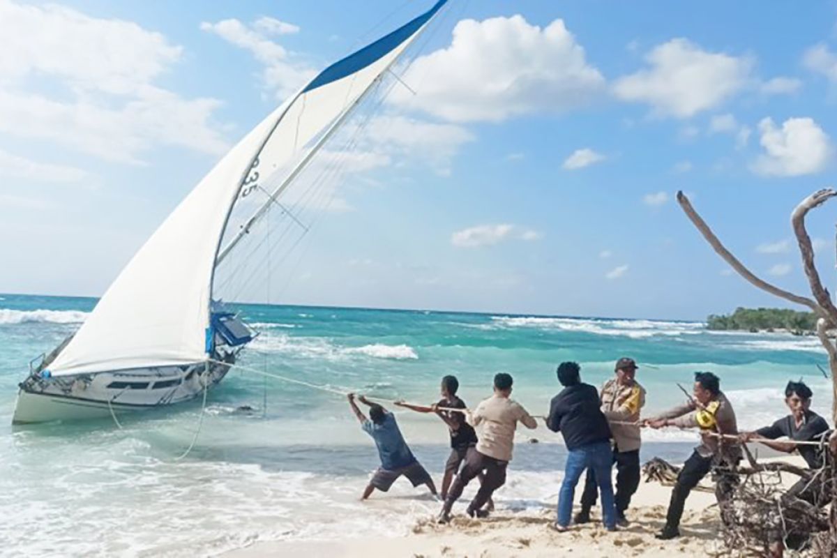 Police investigate Australian-flagged yacht stranded in Rote Ndao