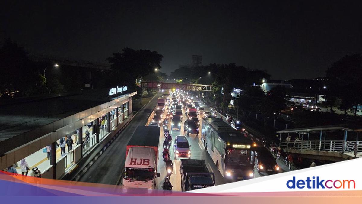 Student Protest in Front of UKI Campus in East Jakarta Disperses, Traffic Remains Congested