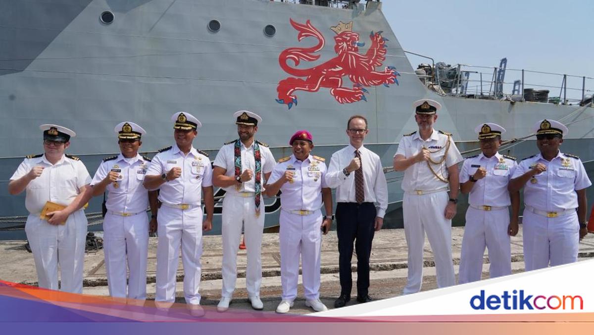 British Warship HMS Tamar Visits Jakarta