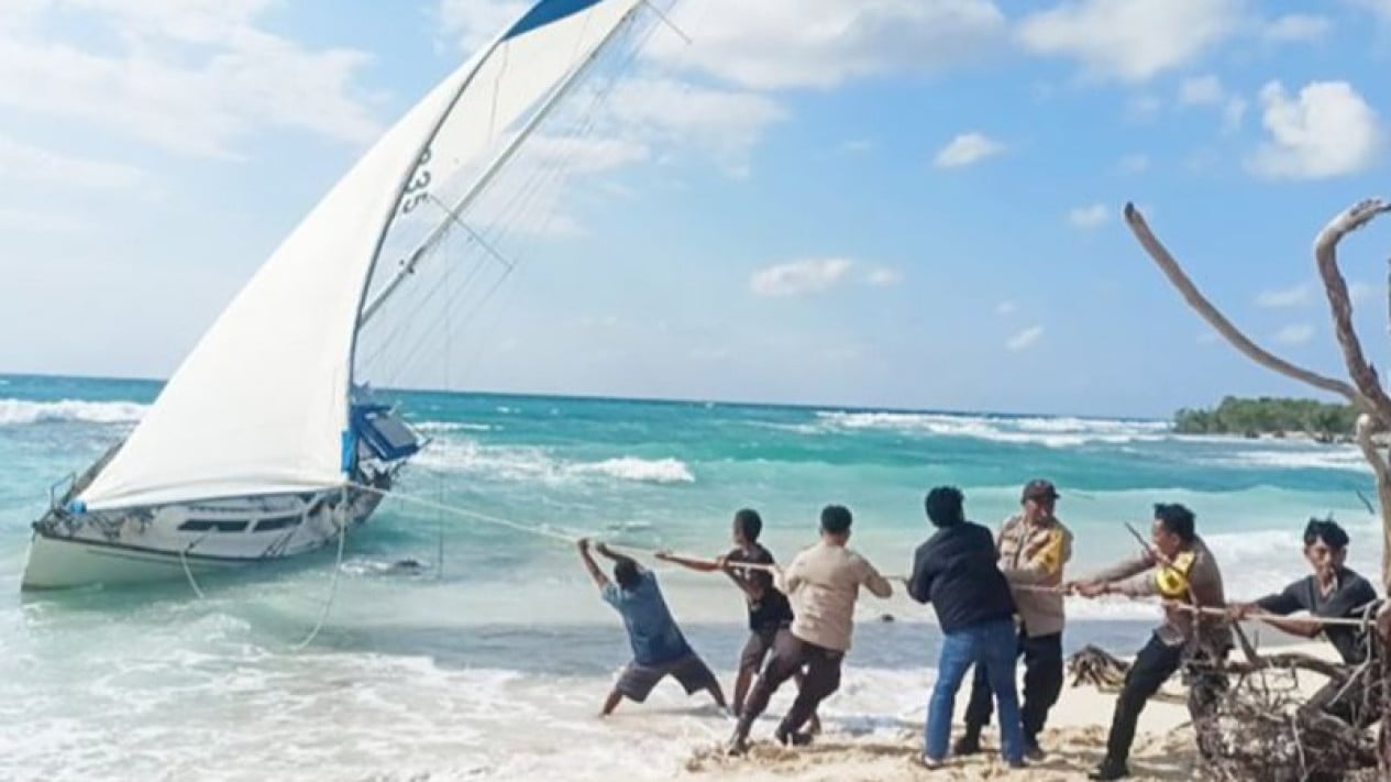 Australian-Flagged Yacht Found Abandoned on Rote Ndao Beach, NTT