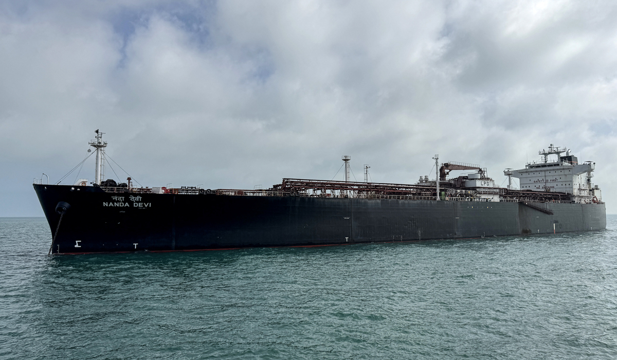Strait of Hormuz Begins to Ease: Three Iranian Oil Tankers Leave Blockade Area