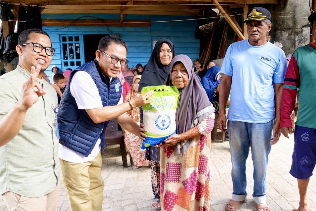 DPR Member Distributes 1,000 Rice Packages to Poor Residents in Kendari