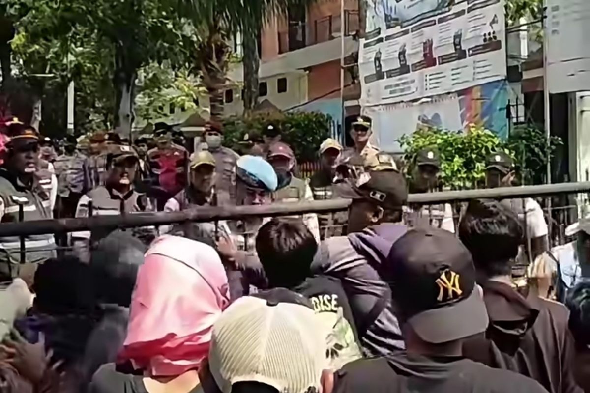 Kebon Sayur Residents Besiege Kapuk Sub-district Office Over Land Dispute