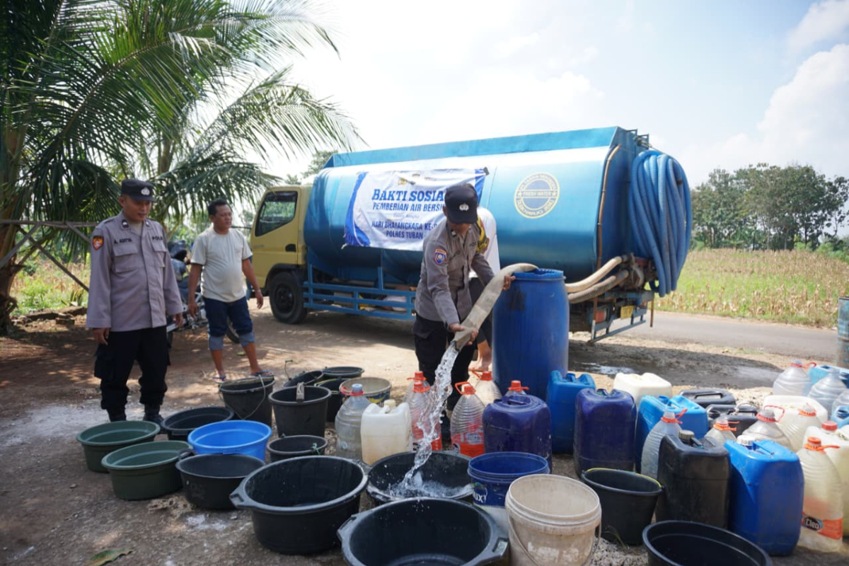 Tuban Police Distribute 40,000 Litres of Clean Water to Three Drought-Affected Villages