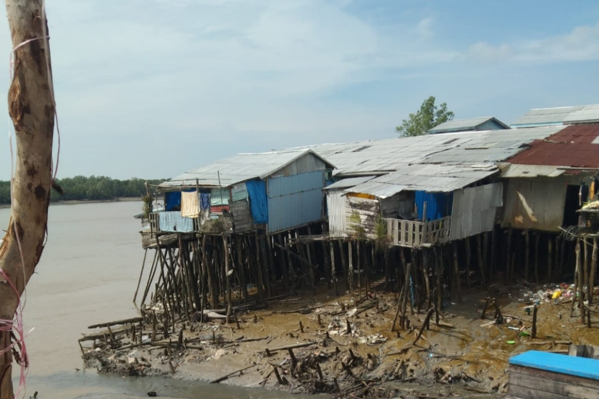 Abrasion Triggers Landslide in Kuala Enok, 14 Homes Affected
