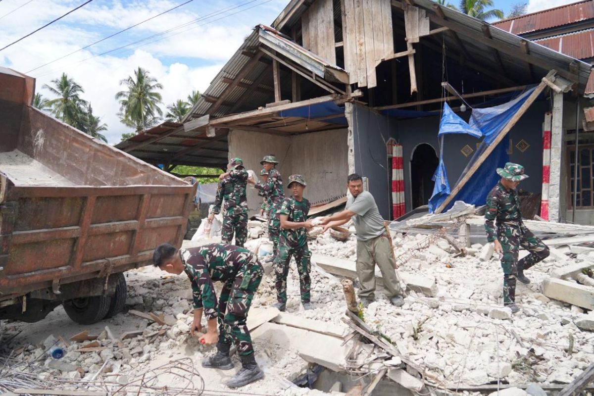 Kodam Palaka Wira Deploys Personnel for Post-Earthquake Response in Sigi