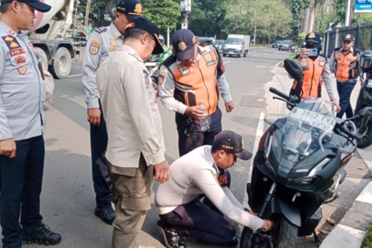 Valve Stem Removal Operation Targets 206 Illegally Parked Motorcycles in Kembangan SPB