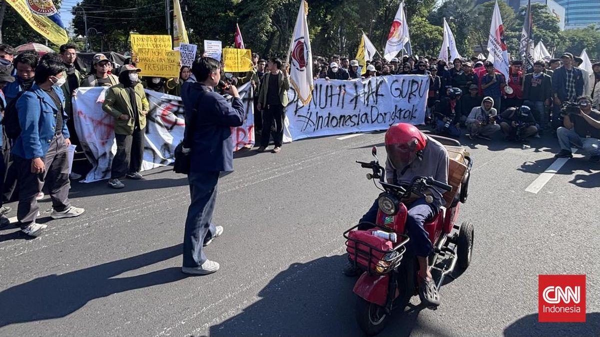 Disabled Coffee Vendor Joins Surabaya Protest, Decries Scarce Job Opportunities