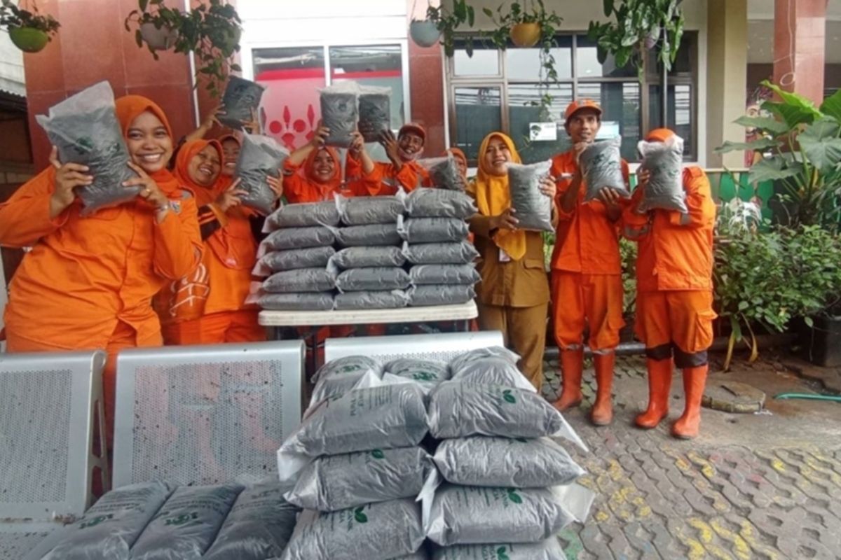 West Jakarta PPSU Officers Sell Compost Fertiliser from Processed Dry Leaves