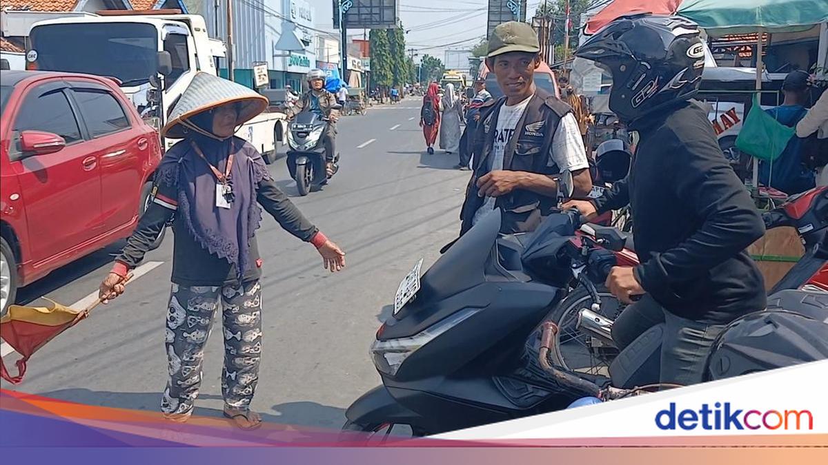 Female Parking Attendant in Brebes Shares Rp100,000 Reward, Foils Rp3.6 Billion Theft