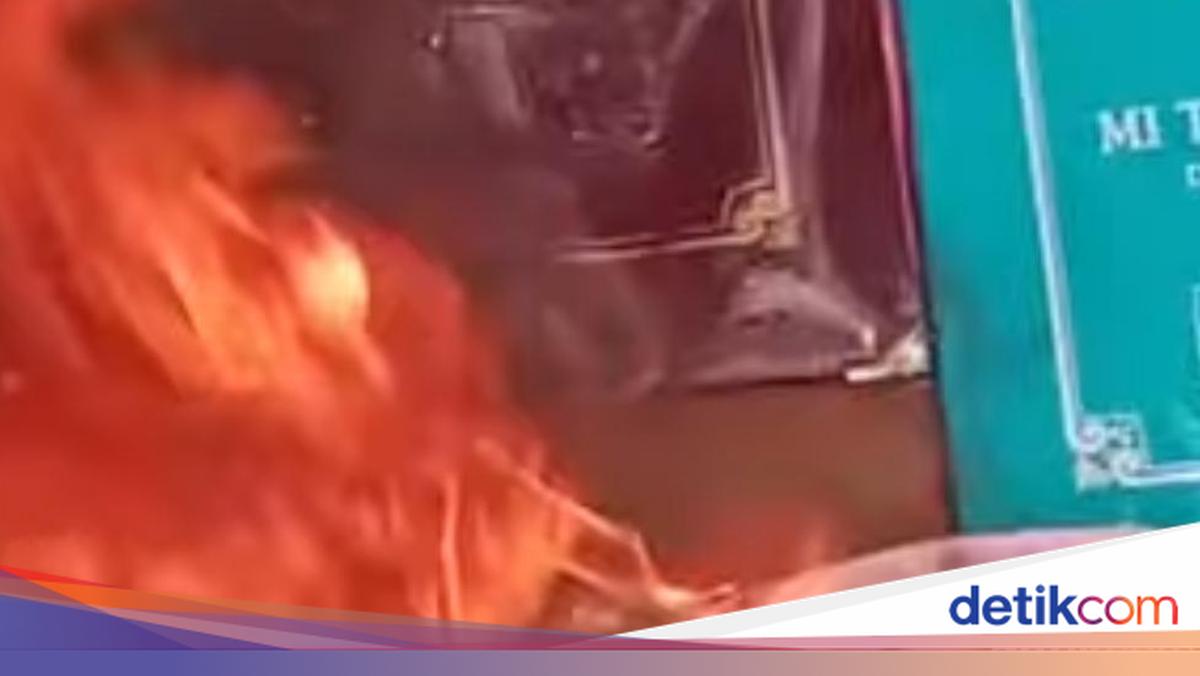 Deep Disappointment: Father in Lombok Burns Daughter's Certificates and Uniform After Child Marriage
