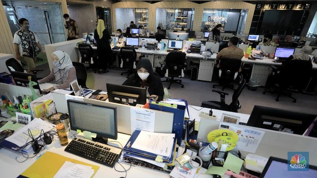 Economy Tightens, Indonesians Demand Jobs and Decent Wages