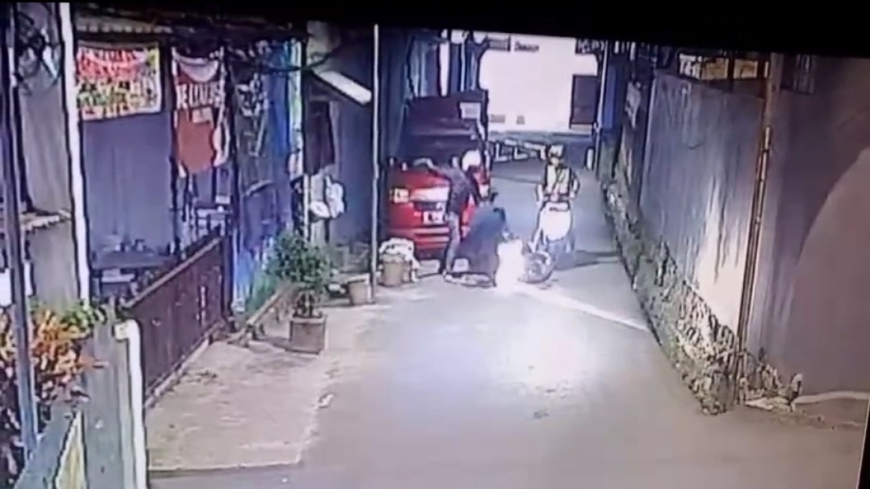 CCTV Captures Brutal Assault as Four Motorbike Thieves Apprehended in Bandung