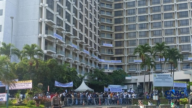 Security Forces on High Alert Ahead of Hotel Sultan Eviction, Sympathiser Crowds Emerge