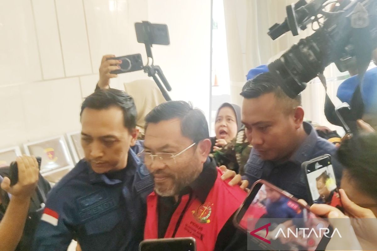 Sony Sonjaya arrives at AGO for questioning in MBG corruption case