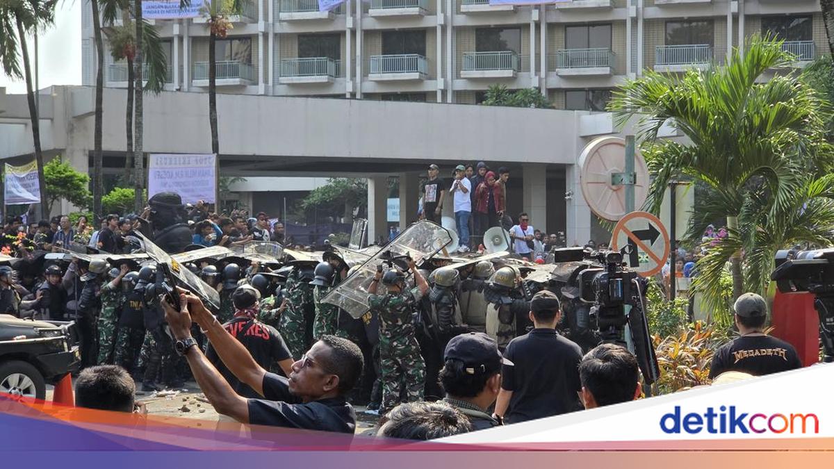 Hotel Sultan Land Execution Turns Chaotic as Officers Pelted with Stones