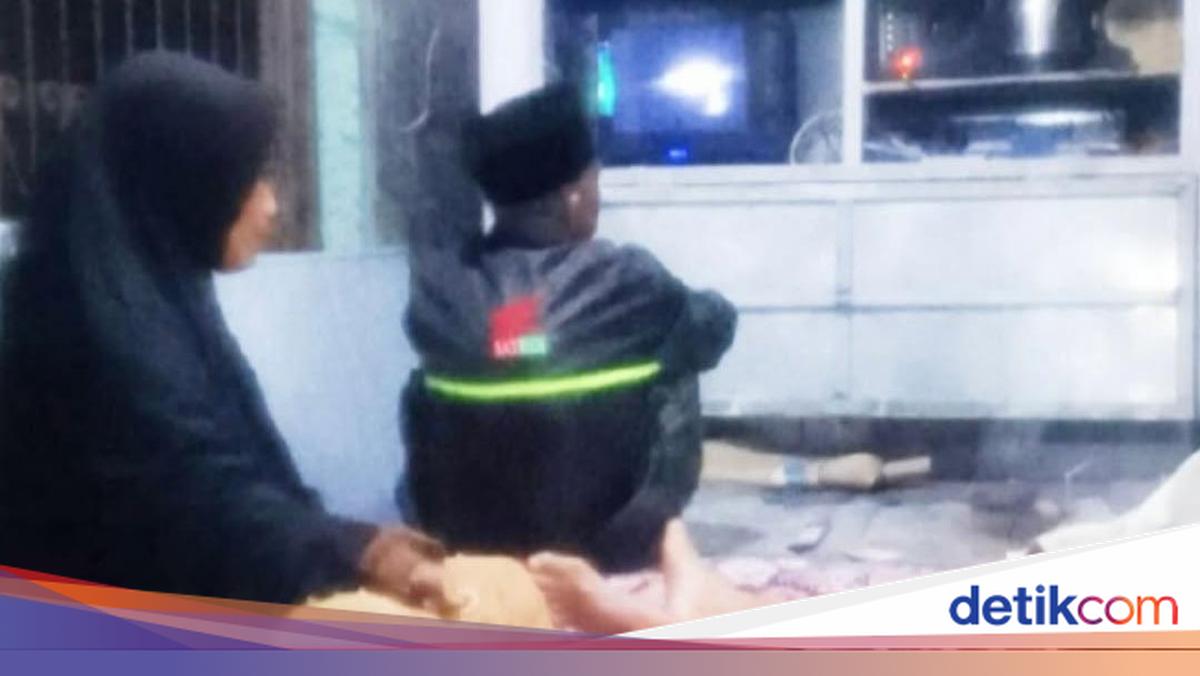 Viral Photo of Middle-Aged Woman on Night Patrol in Pasuruan: Village Head Clarifies