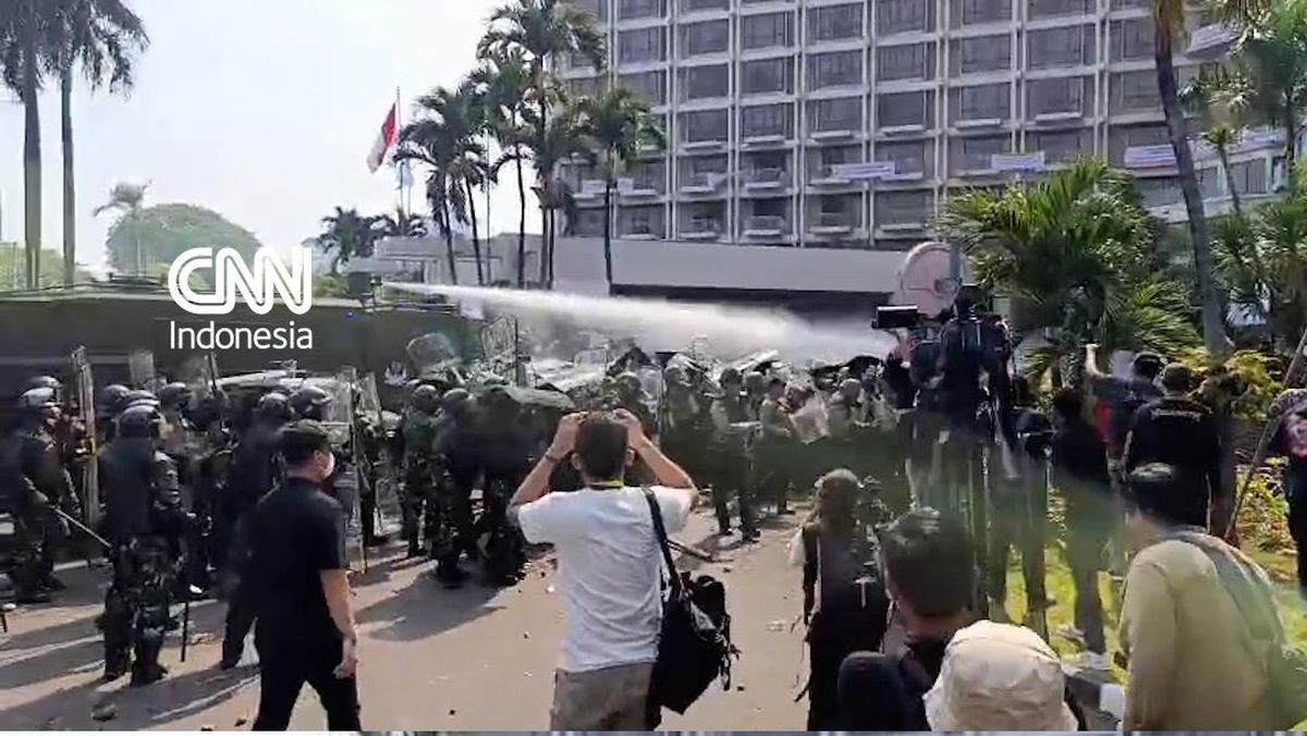 Chaos During Hotel Sultan Execution, Crowd Sprayed with Water Cannon
