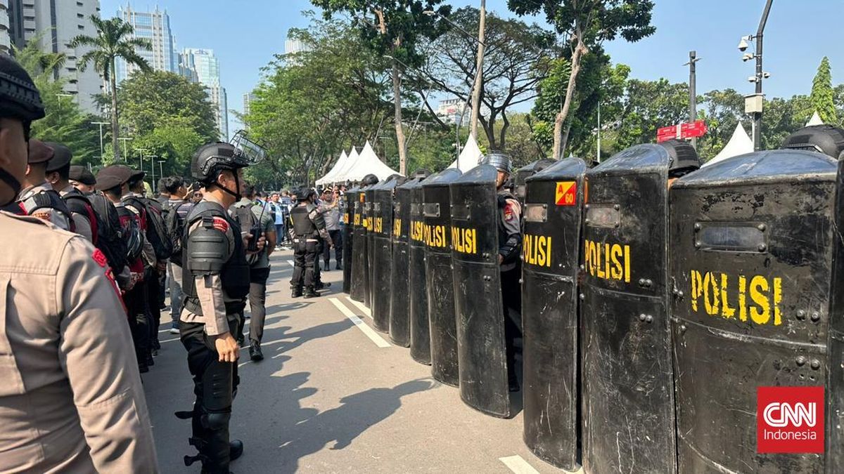 Police and Military Tightly Guard Reading of Hotel Sultan Execution Order