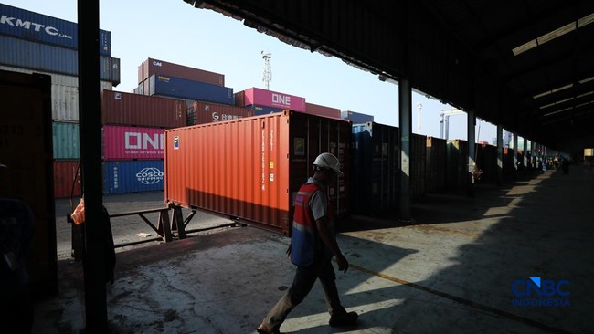 Container Backlog at Tanjung Priok Port Begins to Ease