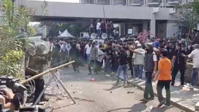 Hotel Sultan Eviction Ends in Chaos as Supporters Resist