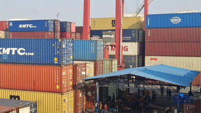 Backlog of 3,100 Containers at Tanjung Priok Eases, 700 Remain