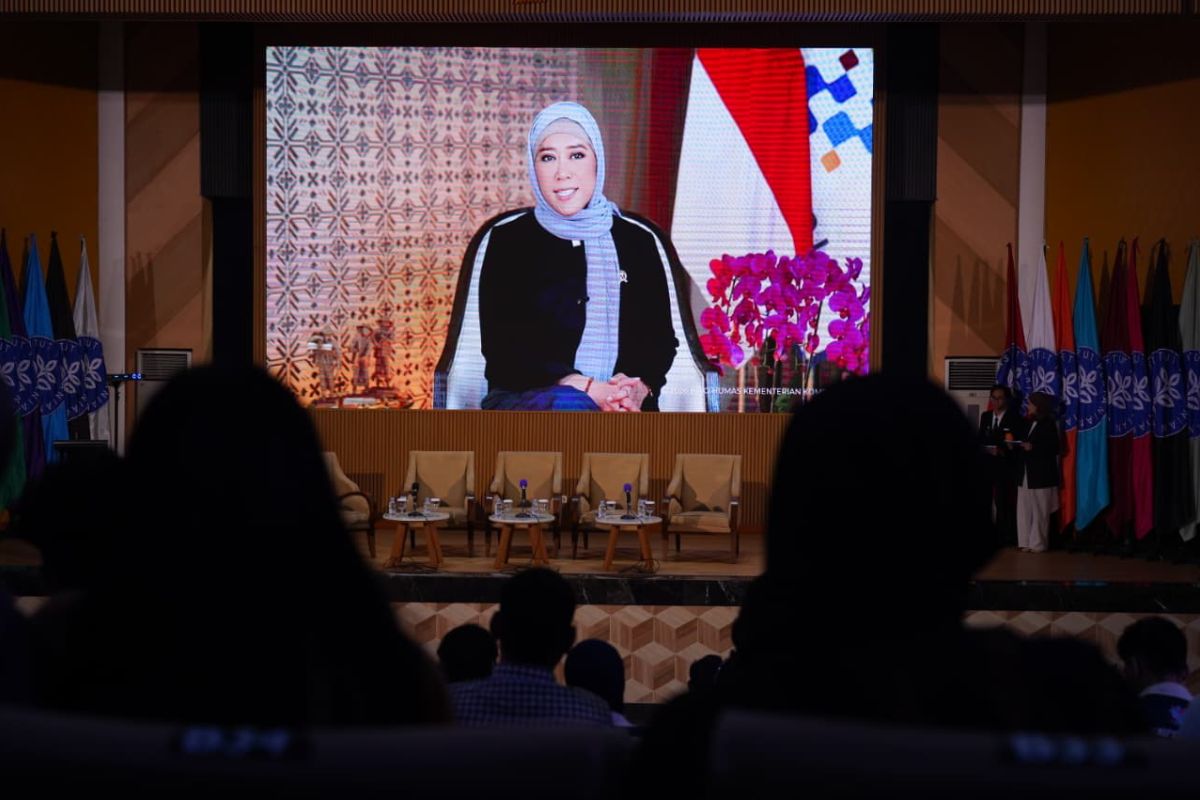 Minister urges young people to critically confront social media algorithms