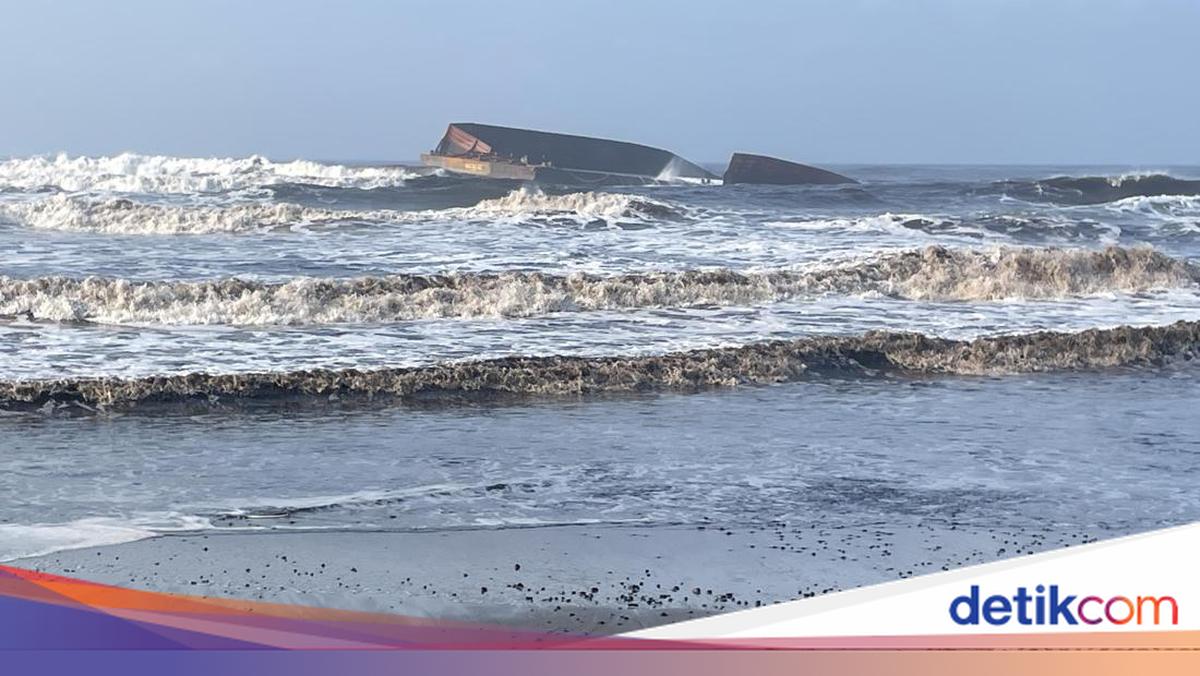 Coal Barge Leak Turns Pangandaran's Sukaresik Beach Black