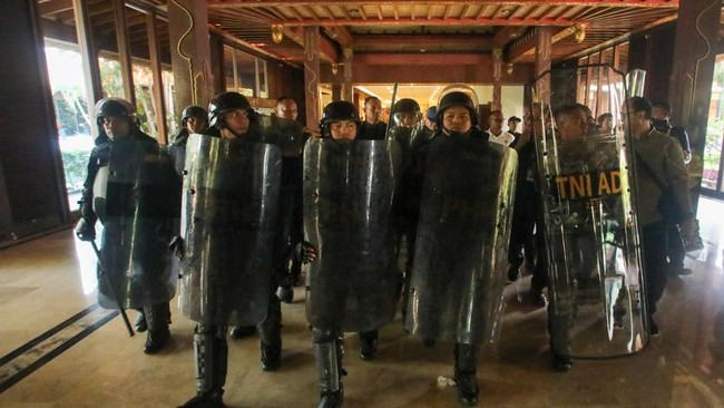 Joint Security Forces Secure Hotel Sultan, Sympathiser Crowd Beaten Back