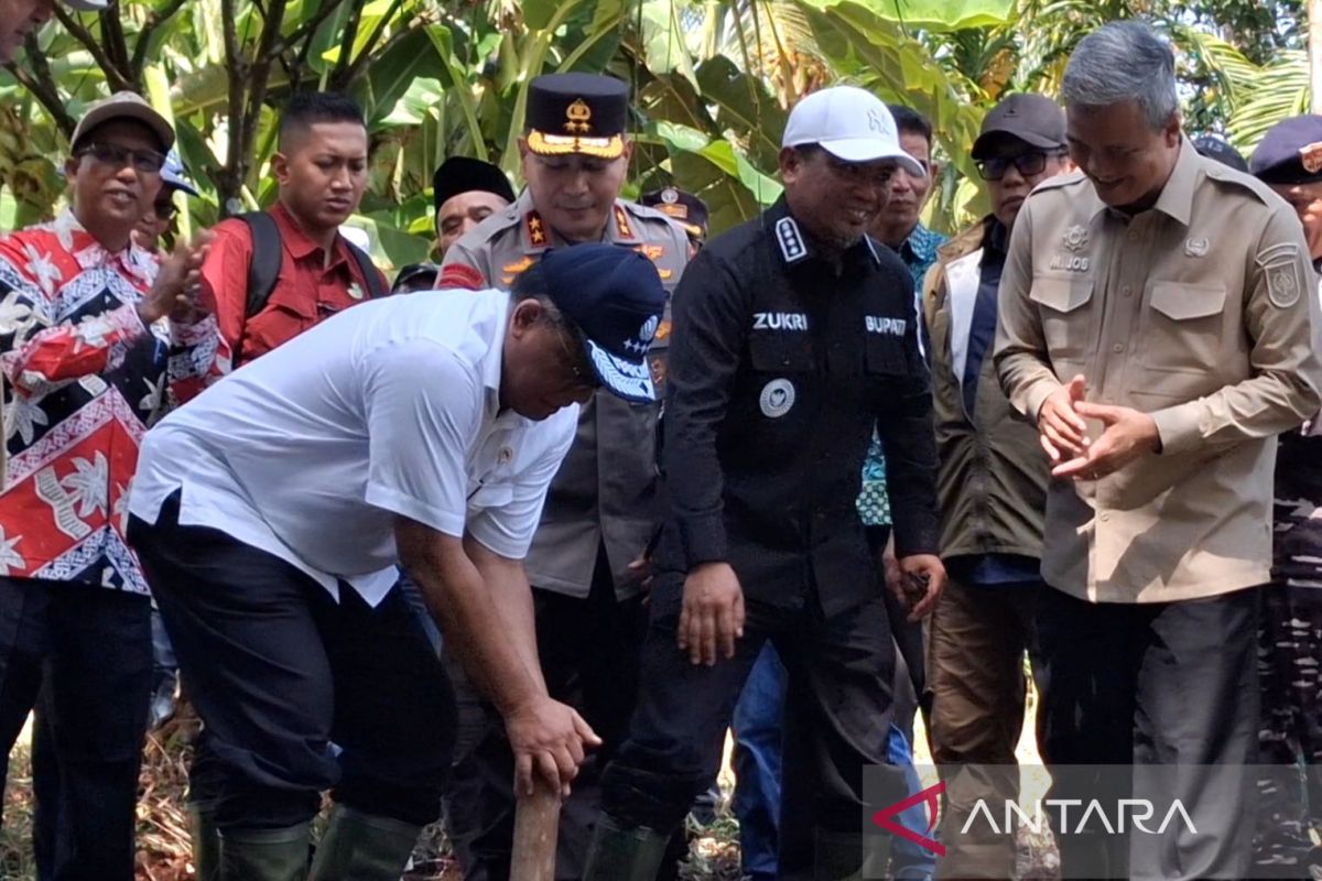 Environment Minister builds canal barriers in Kuala Kampar to mitigate forest and land fires