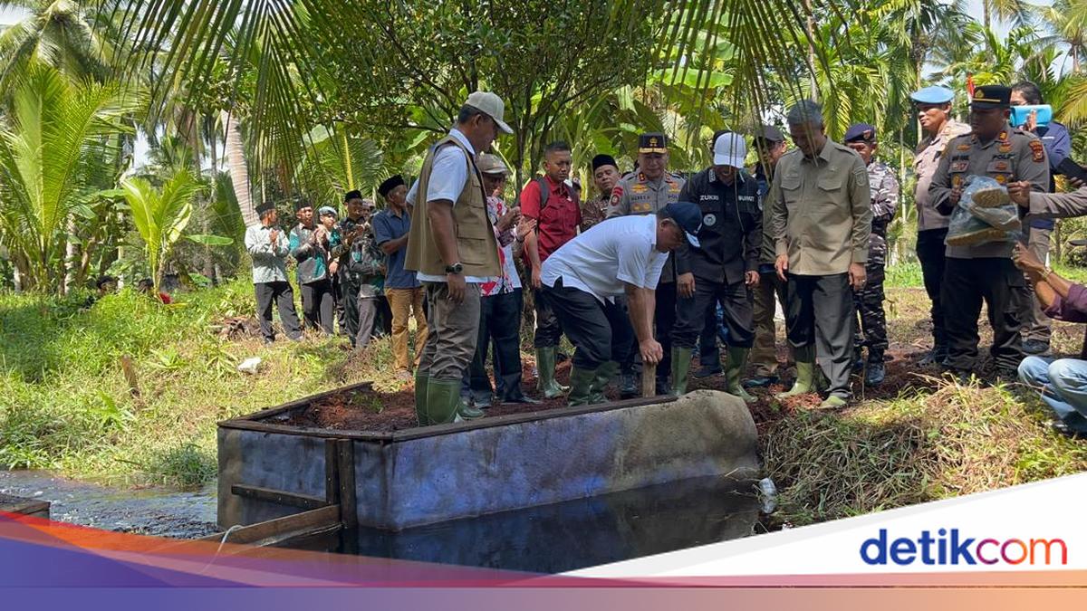 Accompanied by Riau Police Chief, Environment Minister Inspects Canal Blocking to Prevent Forest Fires in Pelalawan