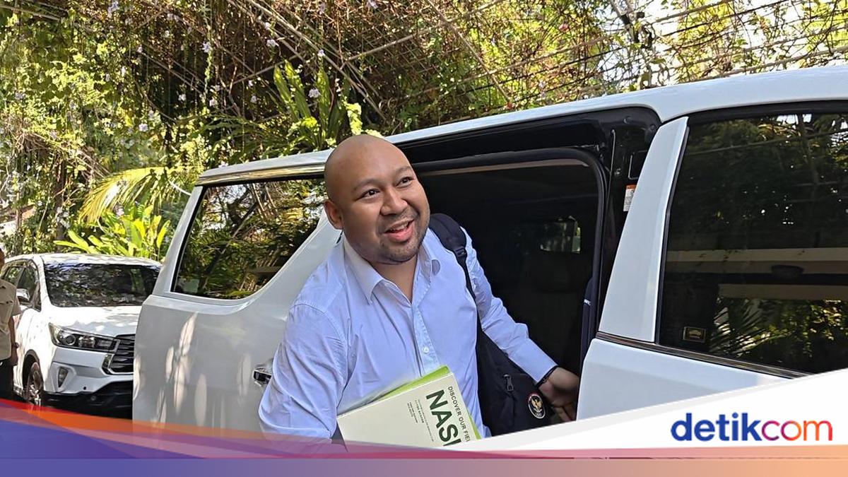 Didit Prabowo Visits Jokowi in Solo, Wearing White Shirt