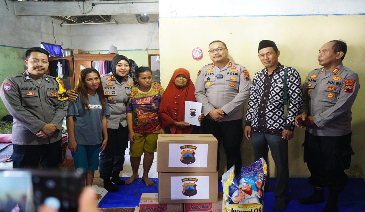 Car Park Attendant Kusmiah Foils Rp3.6 Billion Robbery, Receives Police Commendation
