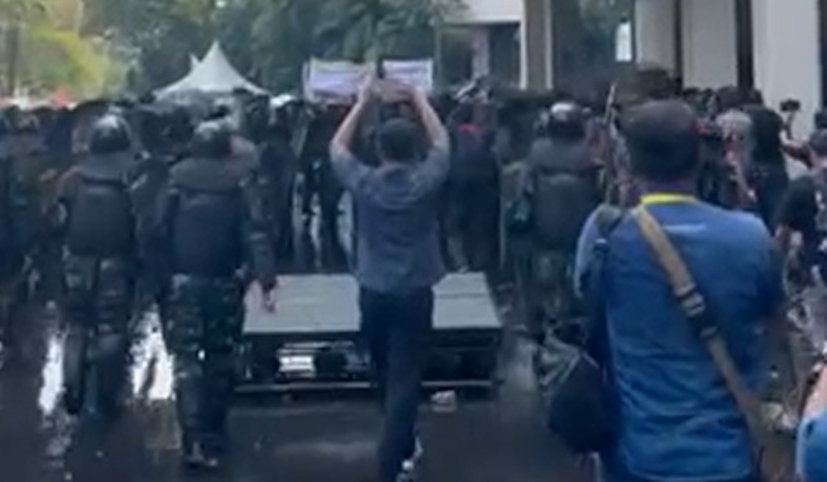 Hotel Sultan Land Execution Turns Chaotic, Deputy Minister Oversees Eviction