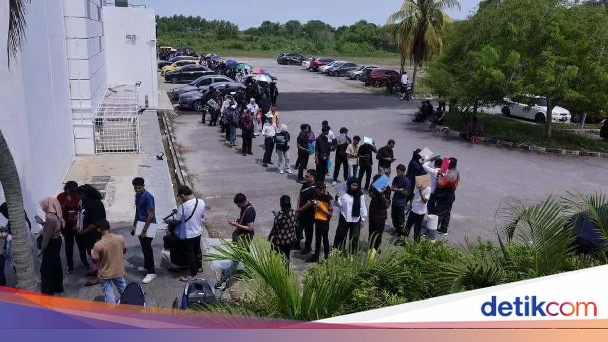 Thousands queue 2 km in Melaka heat for semiconductor jobs