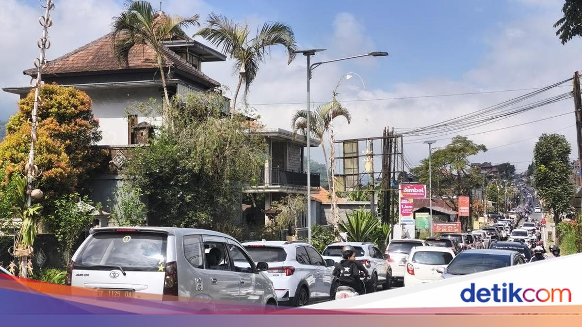 Galungan Holiday Traffic Crawls on Singaraja-Denpasar Route