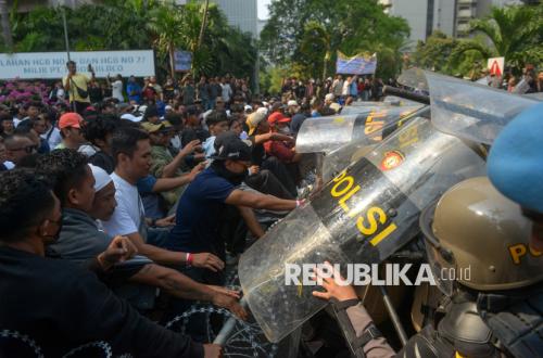 Execution of Block 15, Former Hotel Sultan in GBK Complex, Marred by Clashes