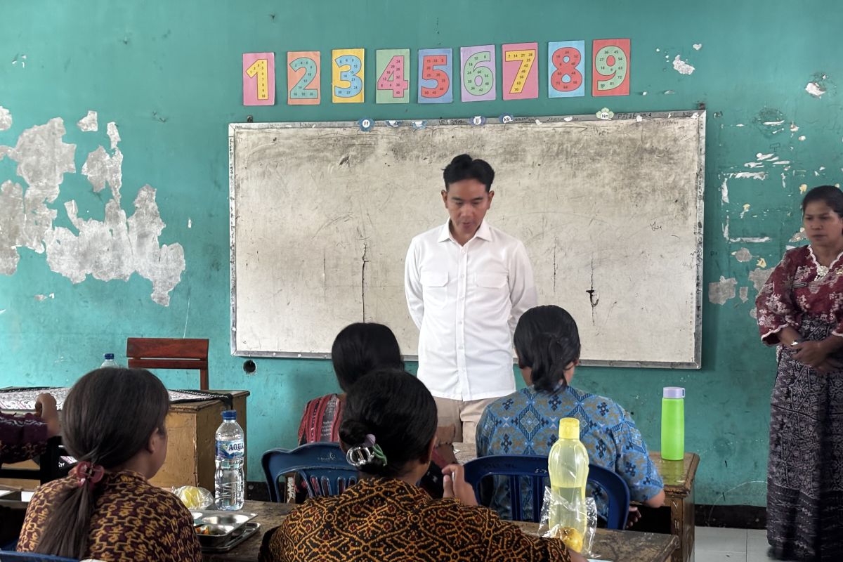 Gibran checks MBG food quality, school facilities on NTT visit