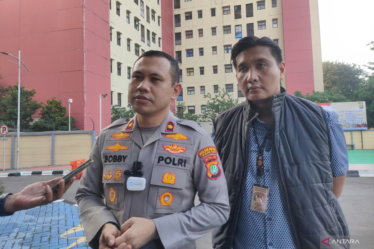 Police Arrest Man Carrying Illegal Prescription Drugs in West Jakarta's Tamansari